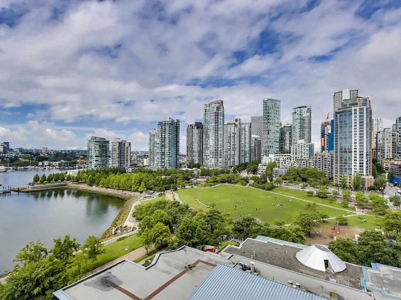 1601 1383 Marinaside Crescent