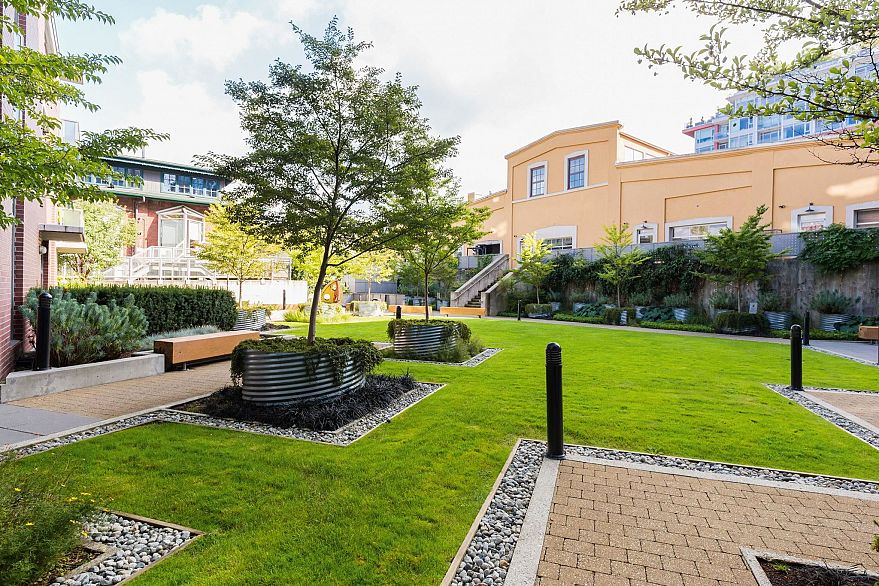 365 250 E 6th Avenue