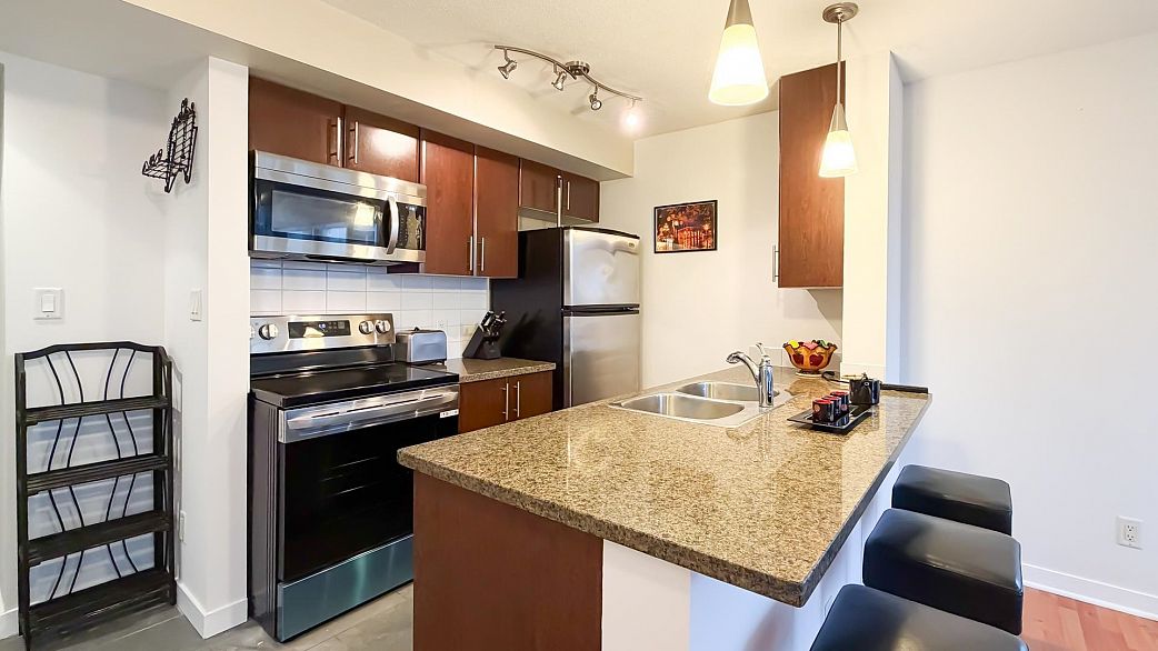 1606 688 Abbott Street