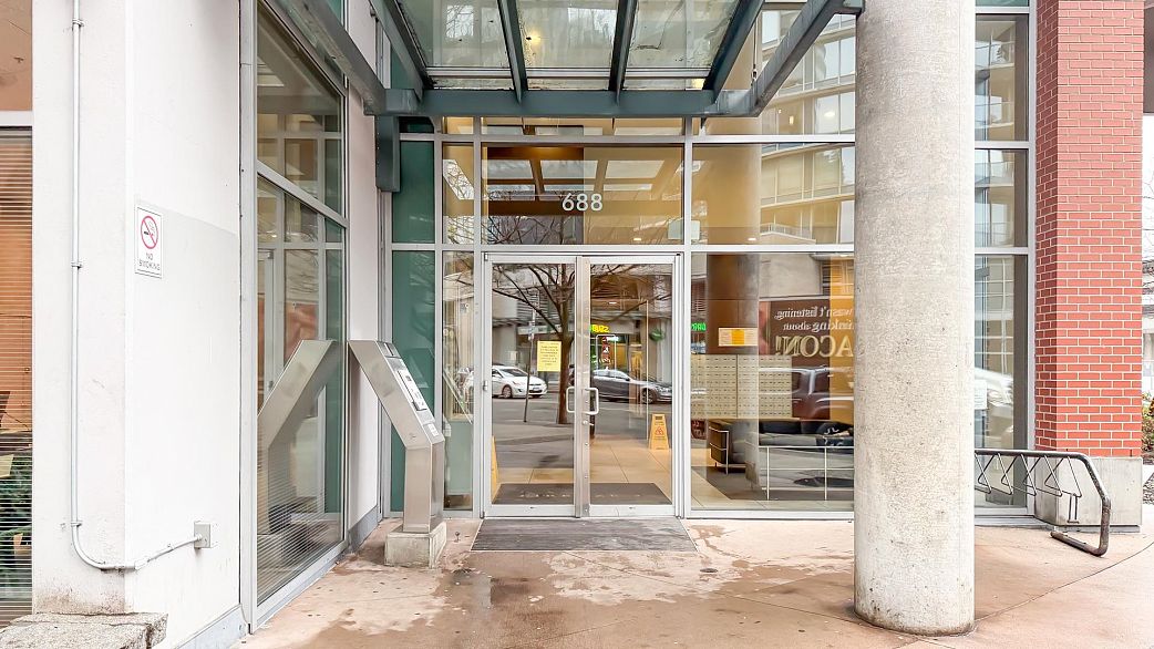 1606 688 Abbott Street