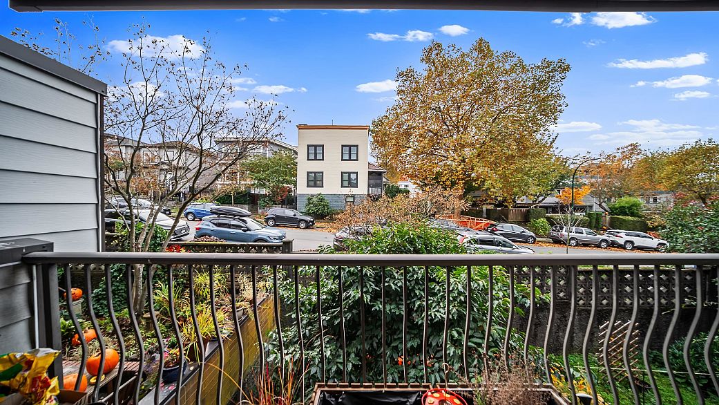 229 2033 Triumph Street