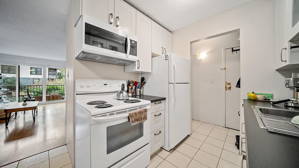 229 2033 Triumph Street