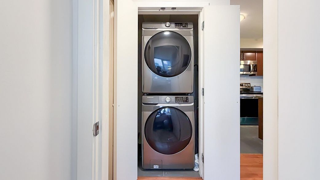 1606 688 Abbott Street