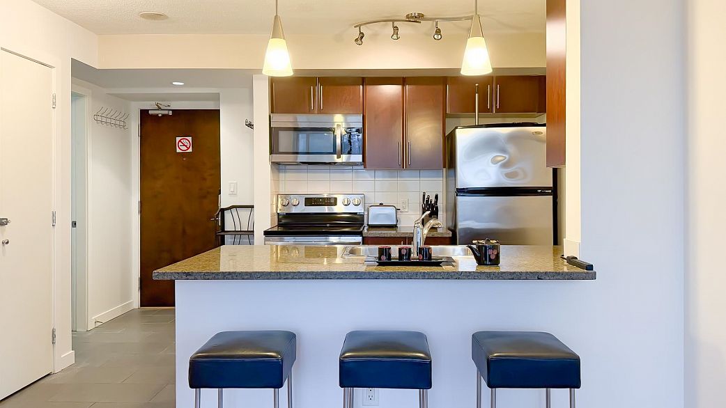 1606 688 Abbott Street