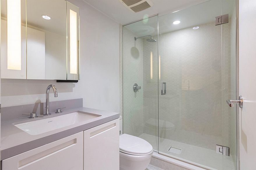 1810 188 Keefer Street