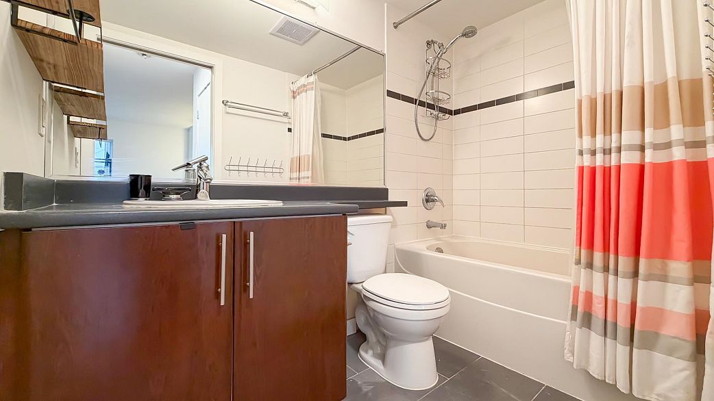 1606 688 Abbott Street