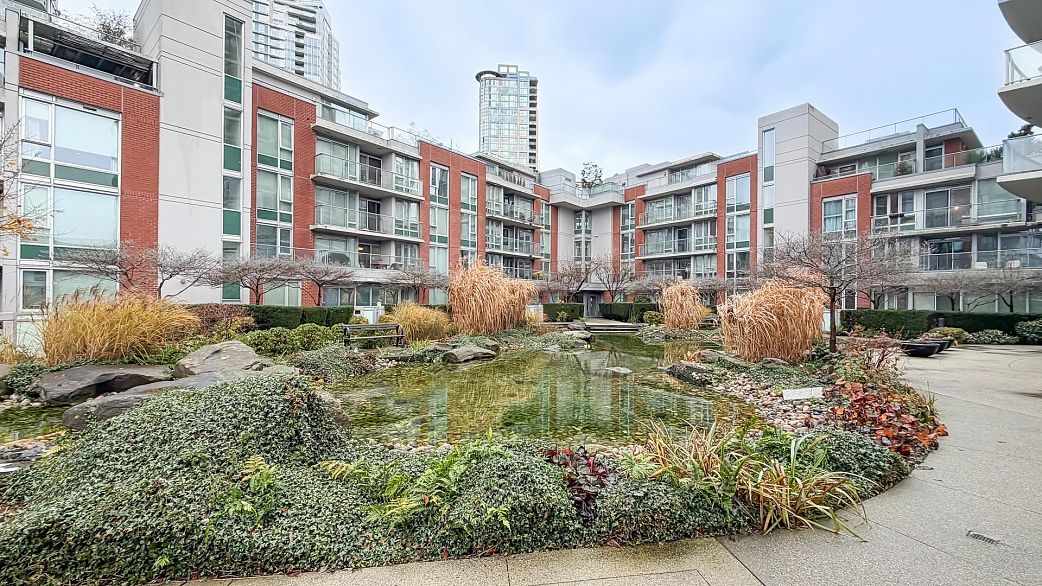 1606 688 Abbott Street