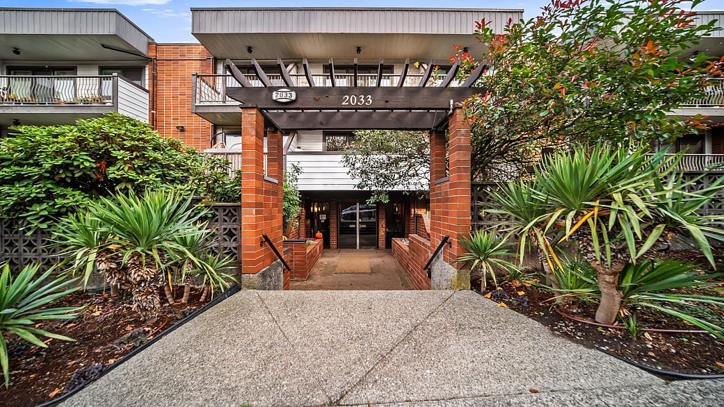 229 2033 Triumph Street