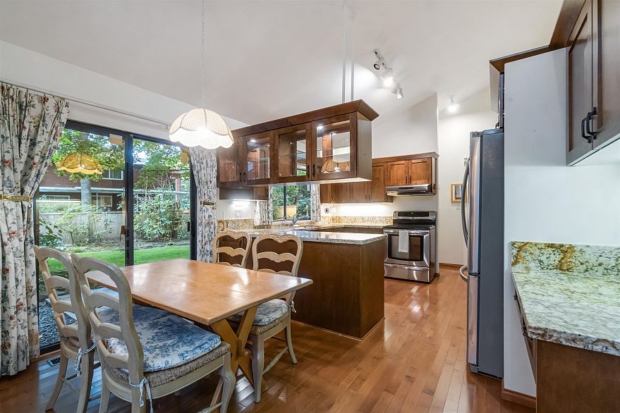 4262 Yuculta Crescent