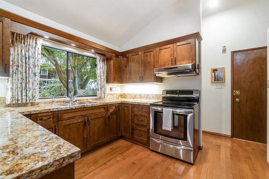 4262 Yuculta Crescent