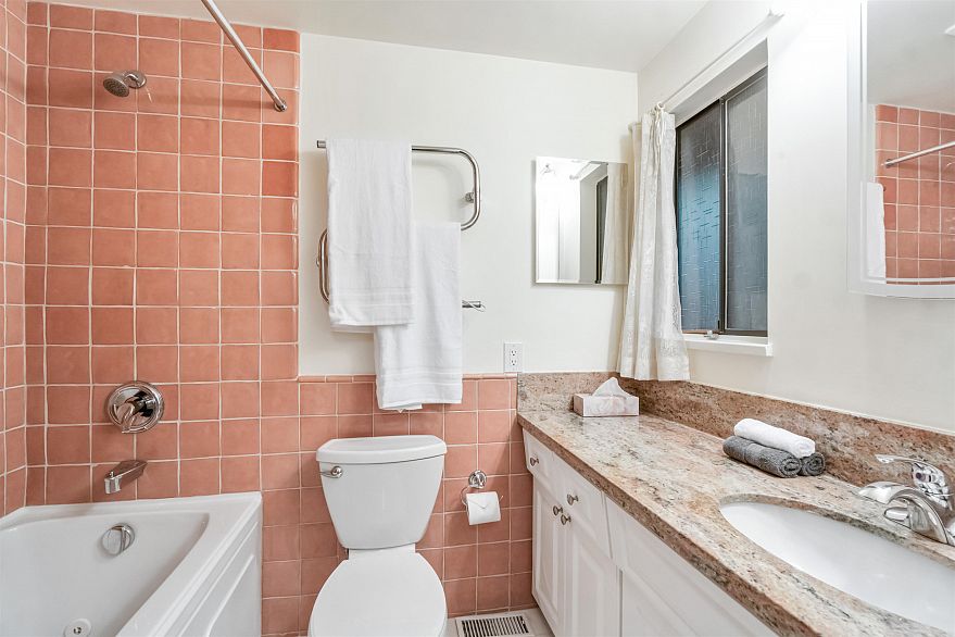 4262 Yuculta Crescent