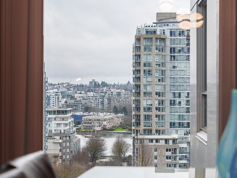 1306 388 Drake Street