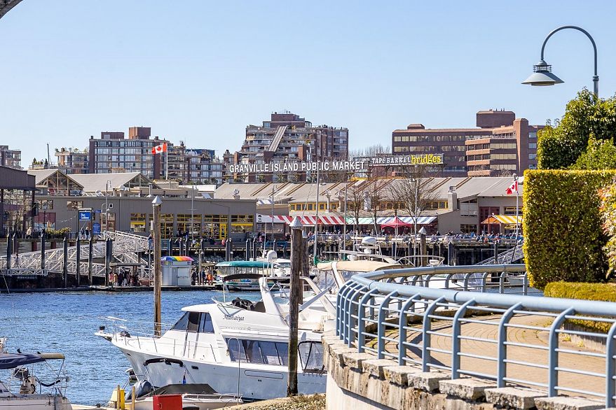 301 638 Beach Crescent