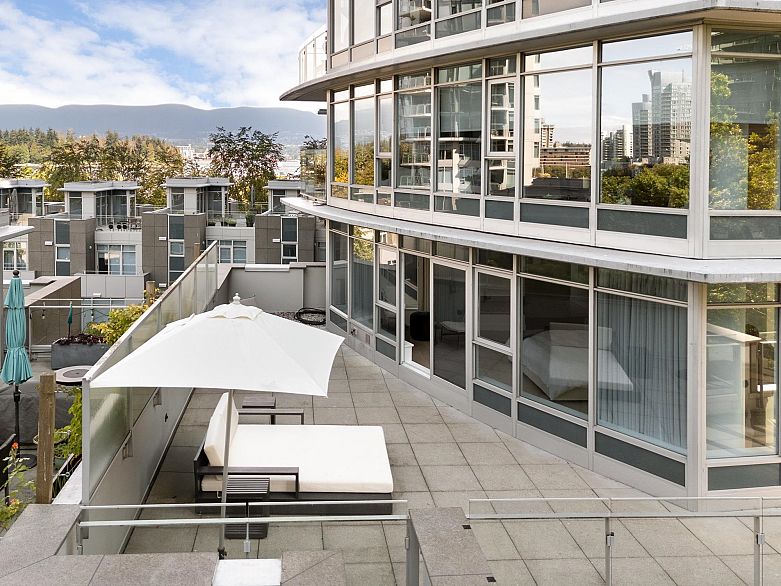 301 1233 W Cordova Street