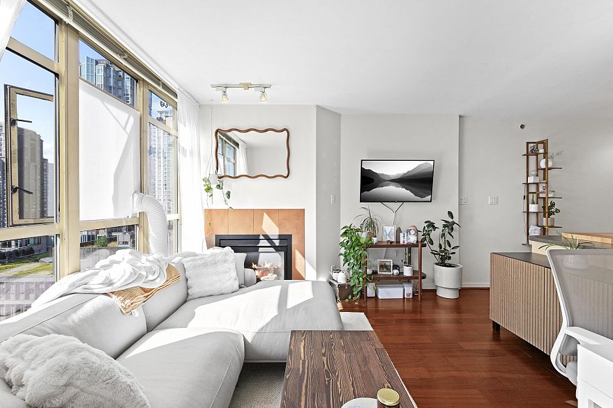 1105 819 Hamilton Street