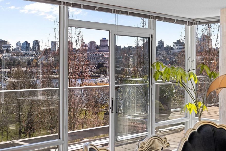 301 638 Beach Crescent