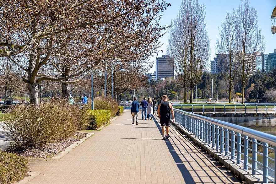 301 638 Beach Crescent