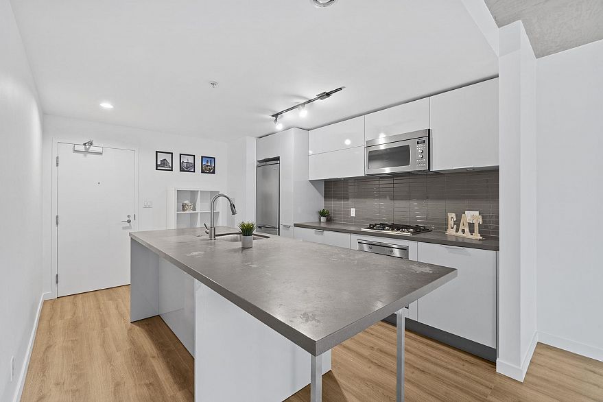 1707 108 W Cordova Street