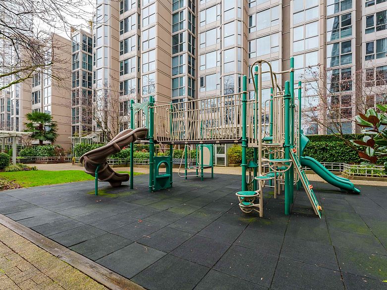 1306 388 Drake Street