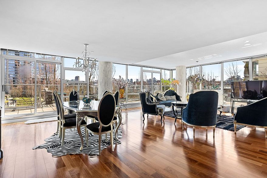 301 638 Beach Crescent