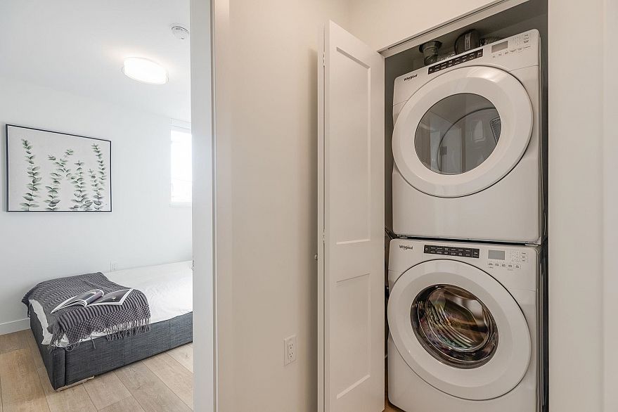 303 4933 Clarendon Street