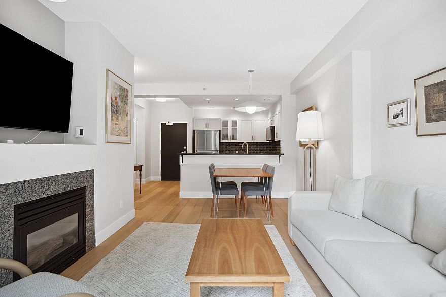 100 1688 Robson Street