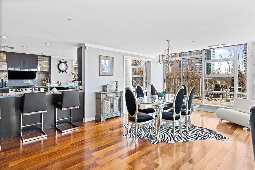 301 638 Beach Crescent