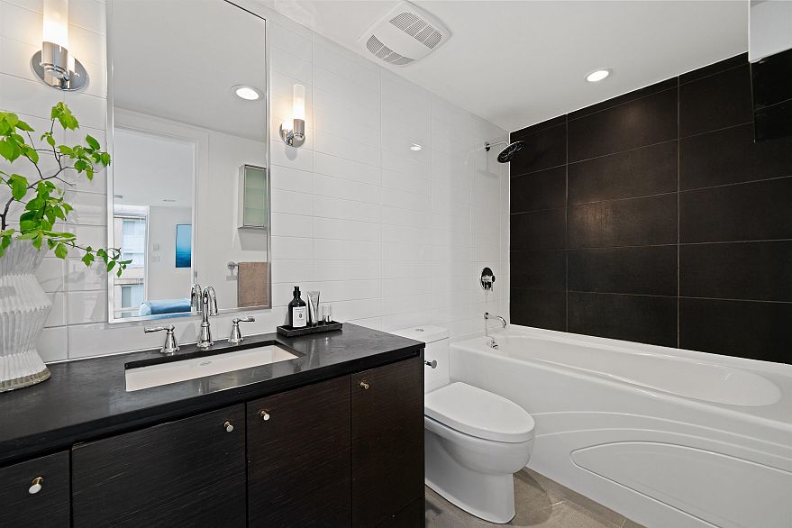 403 988 Richards Street