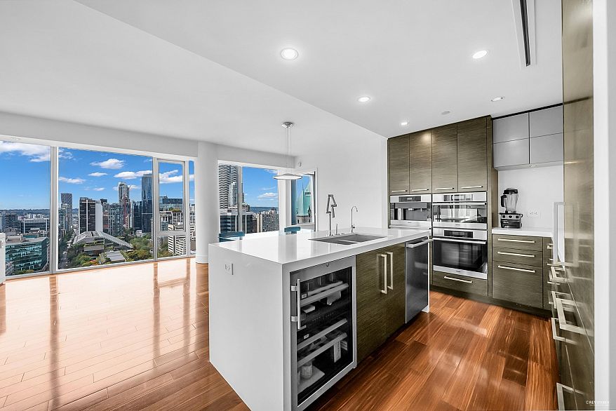 2405 667 Howe Street