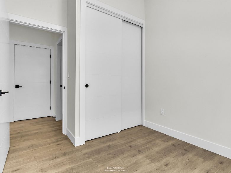 2 5221 Clarendon Street