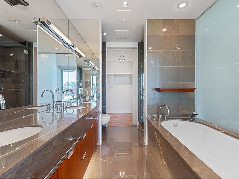 2803 1077 W Cordova Street