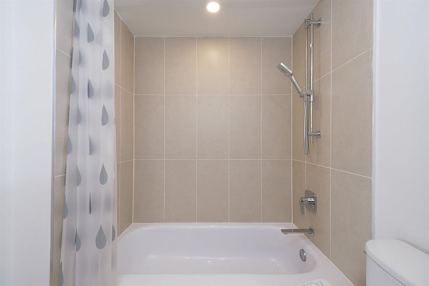 2202 289 Drake Street