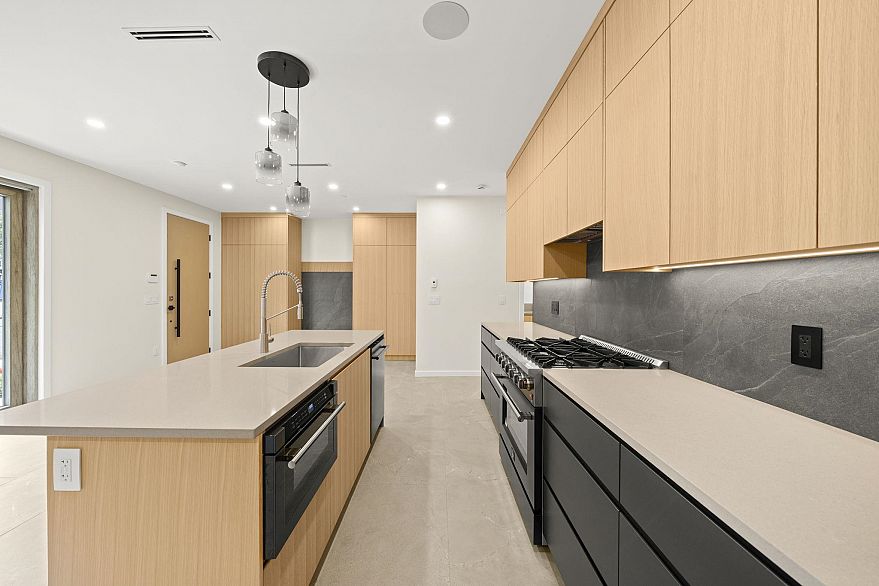 1 2091 E 20th Avenue