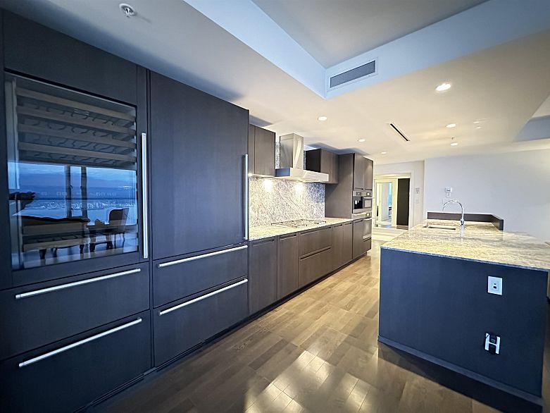 3301 1011 W Cordova Street