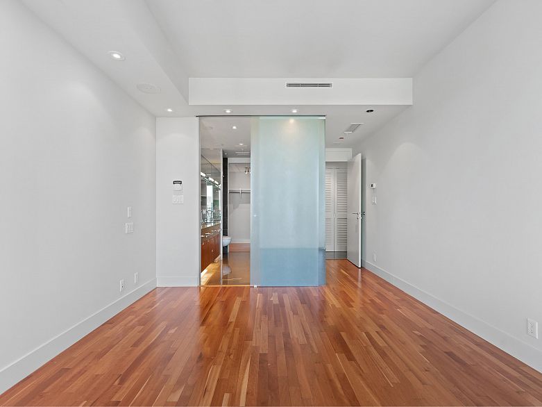 2803 1077 W Cordova Street