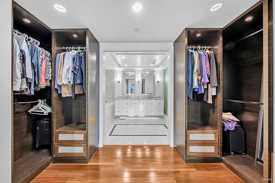 2405 667 Howe Street