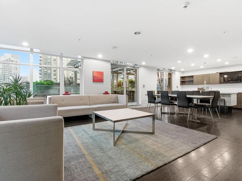 701 535 Smithe Street