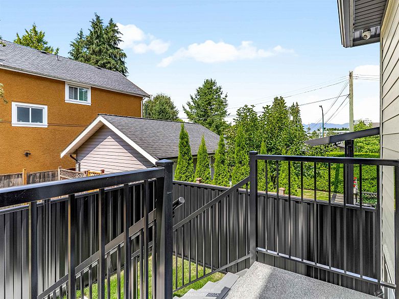 2 5221 Clarendon Street