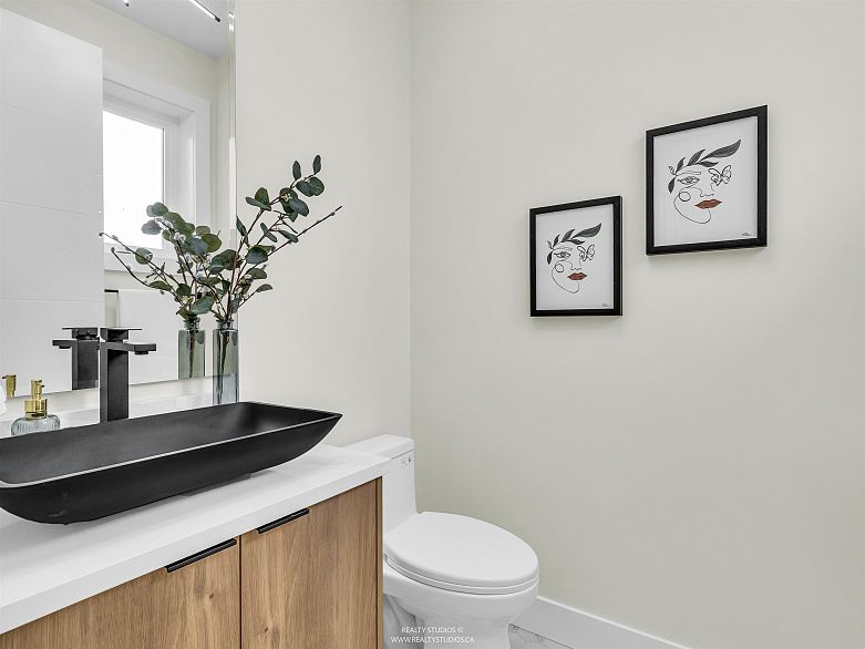 2 5221 Clarendon Street