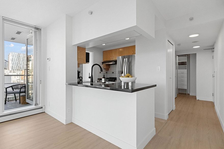 2106 1199 Marinaside Crescent