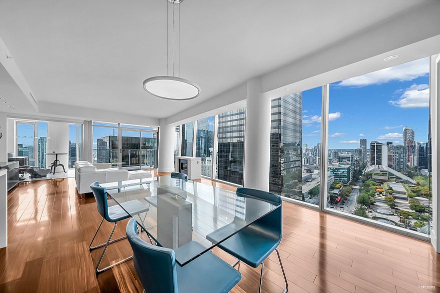 2405 667 Howe Street