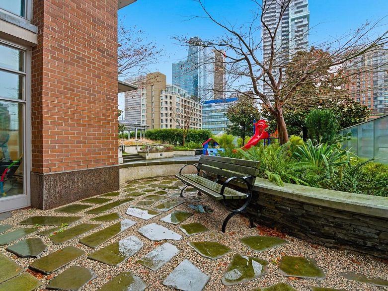 701 535 Smithe Street