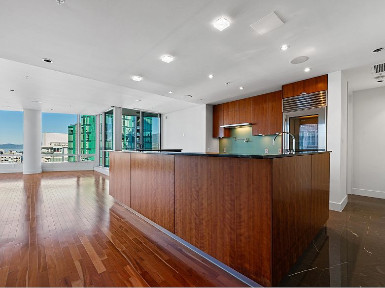 2803 1077 W Cordova Street