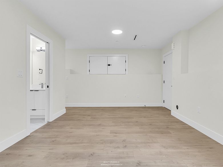 2 5221 Clarendon Street