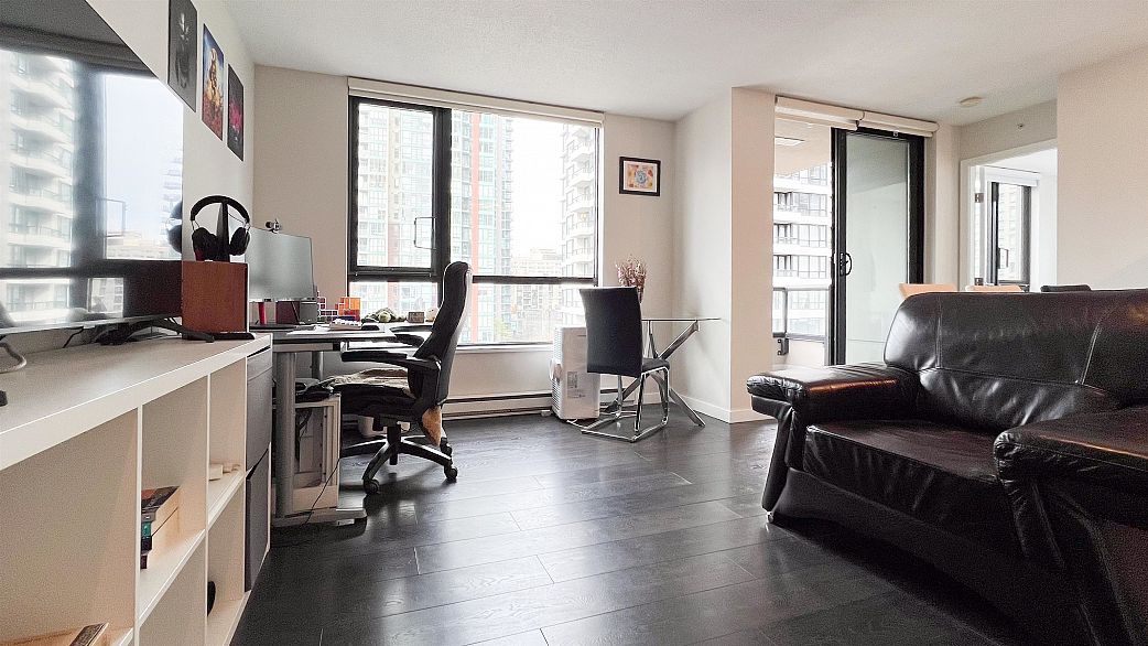 1002 977 Mainland Street