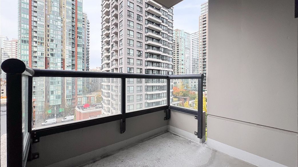 1002 977 Mainland Street