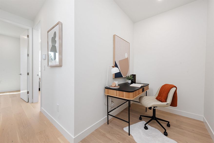 2 2750 W 19th Avenue