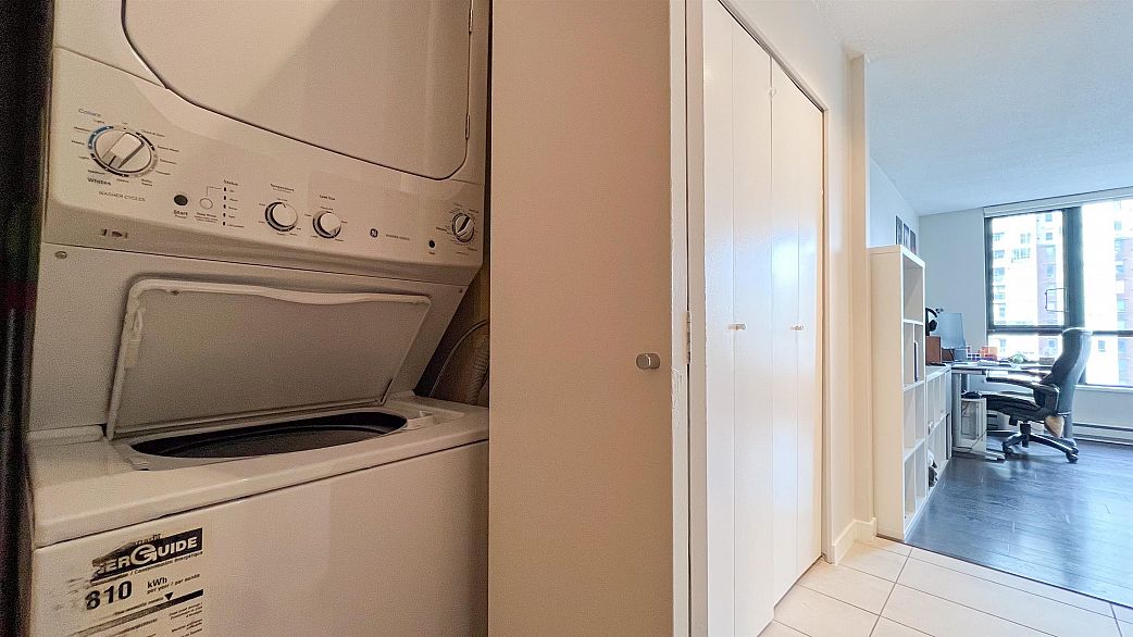 1002 977 Mainland Street