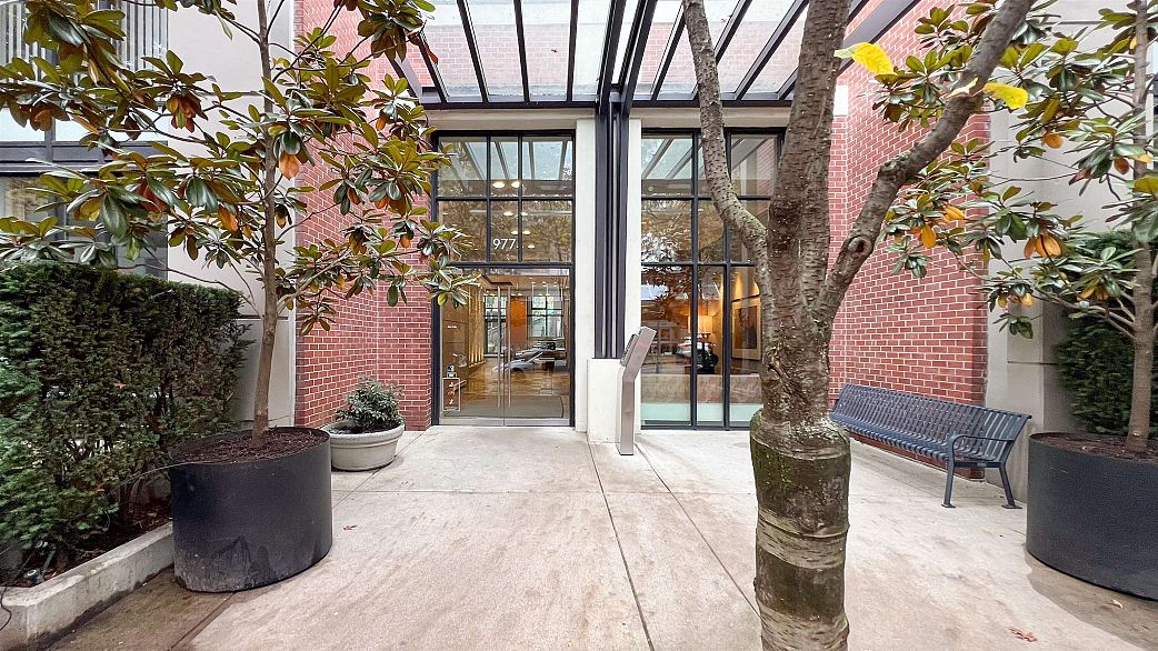 1002 977 Mainland Street