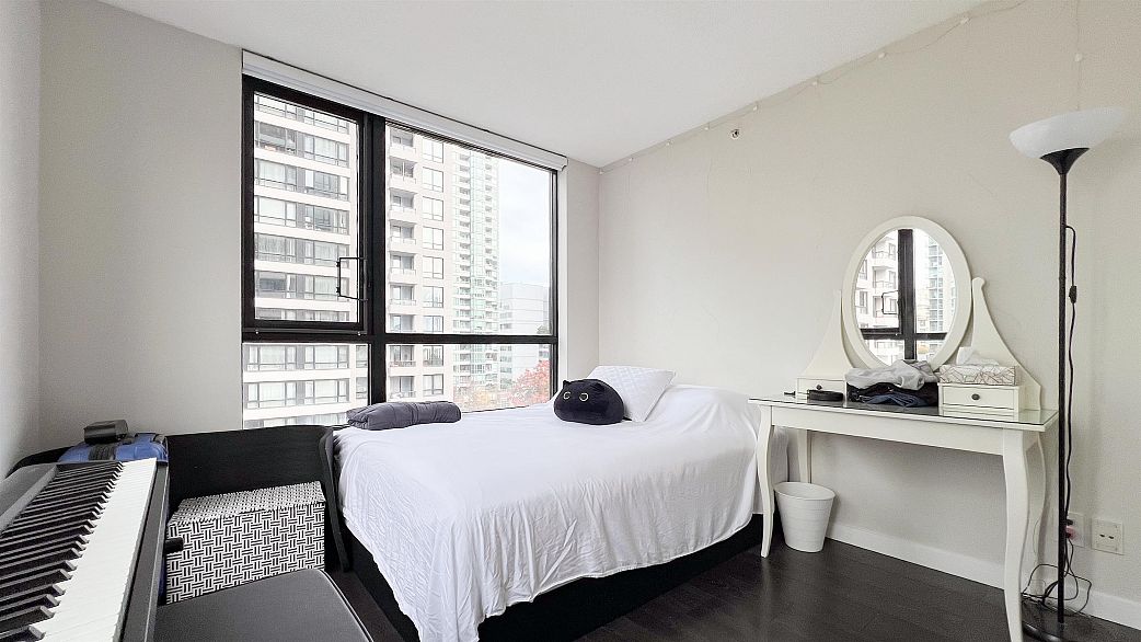 1002 977 Mainland Street